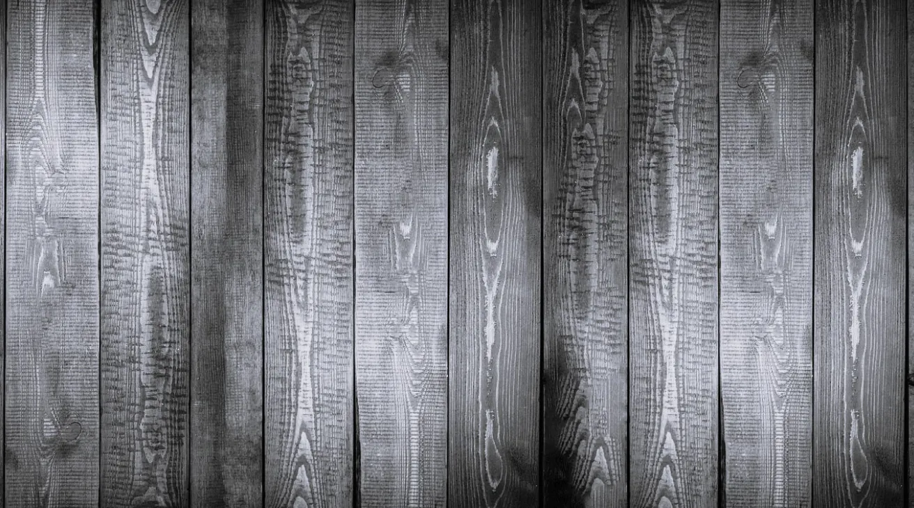 Palissade en bois symbolisant le début d'un projet de construction avec Finarma